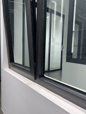Finestre in alluminio curvo a grado aperto Bianco / Nero fino a 12 mm schermo in fibra di vetro