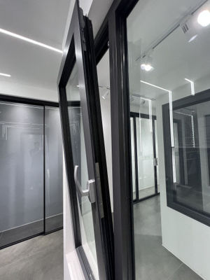 EPDM sigillante Casement Finestre alluminio Vari trattamenti superficiali